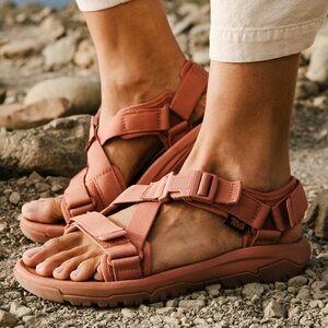 TEVA Women Hurricane Sandals in sz 7 in Coral